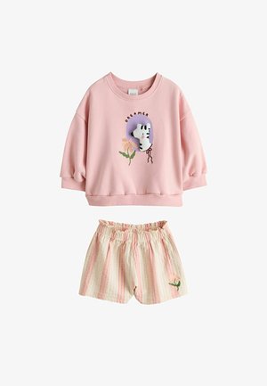Lyserød sweatshirt med lange ærmer med "Dreamer" og zebra design kombineret med beige stribede elastiske taljeshorts med en lille blomsterbroderi.