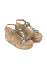 Sandali con zeppa beige con una piattaforma in juta, caratterizzati da una cintura decorativa adornata con pietre preziose multicolori e una chiusura a fibbia.