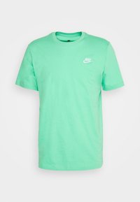 Mátově zelené bavlněné tričko s krátkými rukávy a kulatým výstřihem. Na hrudi má malé bílé logo Nike. Hladká textura, standardní střih.