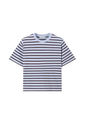 T-shirt à manches courtes avec des rayures horizontales bleu clair et noir et un col rond sur fond blanc.