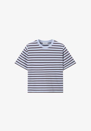 T-shirt à manches courtes avec des rayures horizontales bleu clair et noir et un col rond sur fond blanc.