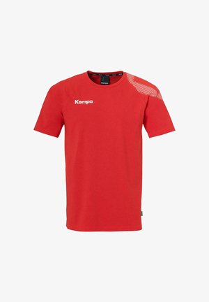 Rød kortærmet T-shirt lavet af bomuld, med rund halsudskæring og et tekstureret design på den ene skulder, samt "Kempa" logoet på forsiden.