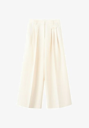 Pantalones crema de pierna ancha y talle alto con pliegues delanteros, cinturilla con trabillas para cinturón y un pequeño bolsillo con solapa en el lado derecho.