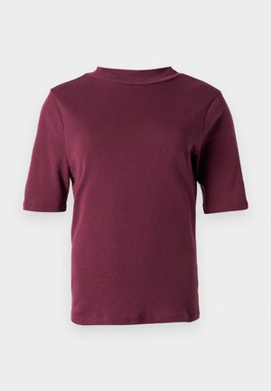 Lühikeste sleeves maroon t-särk, millel on pehmed kaelused, esitatud ühtlase valge tausta taustal.