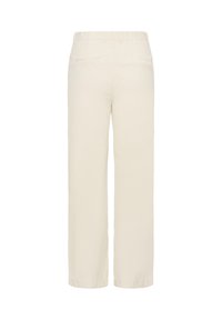 Crème-kleurige wijde broek gemaakt van zachte stof, met een hoge taille, twee achterzakken en een gladde textuur zonder zichtbare patronen.