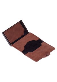 Portafoglio in pelle marrone con una superficie текстurizzata, dotato di un interno nero e uno scomparto per documenti sul lato sinistro; si apre per rivelare gli scomparti per le carte.