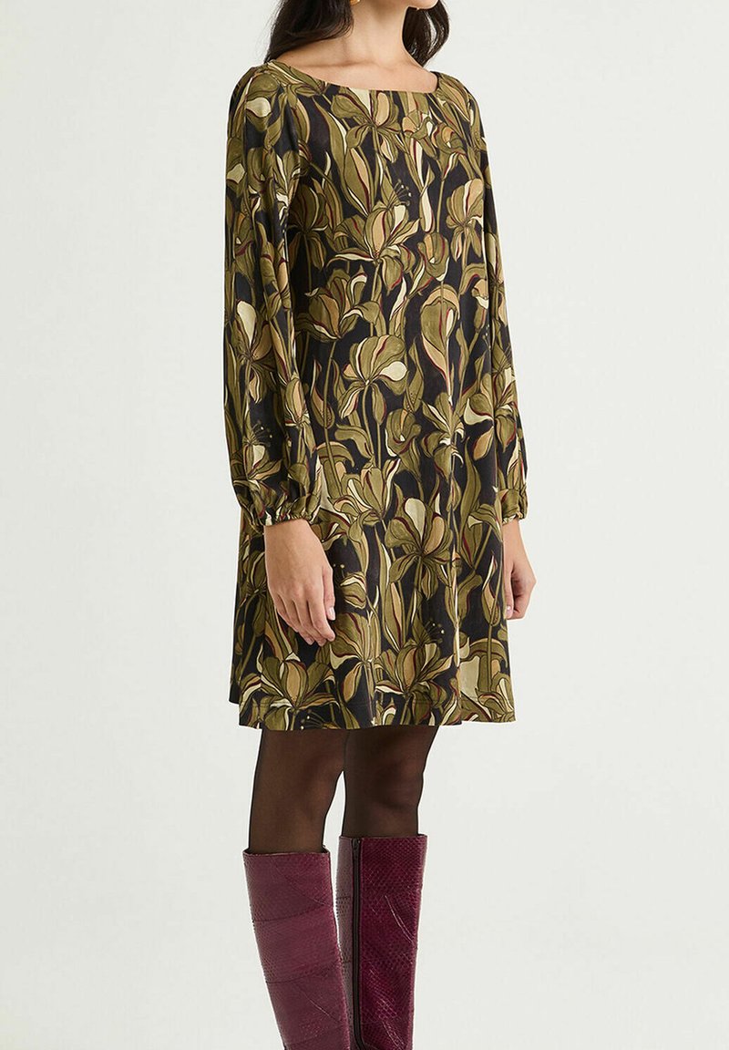 Vestito con motivo floreale, scollo quadrato e maniche lunghe elasticizzate. Realizzato in tessuto scuro con accenti verdi e crema.