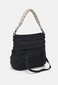 Schwarze, gesteppten Handtasche aus weichem Material mit einem geflochtenen beigen Griff. Verfügt über eine Reißverschlusstasche auf der Vorderseite und verstellbare schwarze Träger.