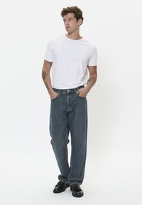 Matinique LELAND - Sirgete säärtega teksad - medium washed denim