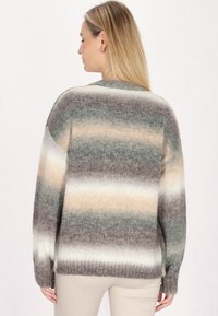 Maglione oversized lavorato a maglia con morbide strisce degradè in grigio, beige e verde. L'orlo a coste e le maniche ampie aggiungono texture e calore.