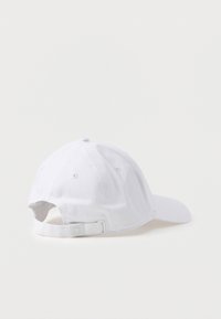 Λευκό ρυθμιζόμενο καπέλο βάσκυμπα από πίσω με καμπύλη γείσο και μεταλλικό λουράκι.