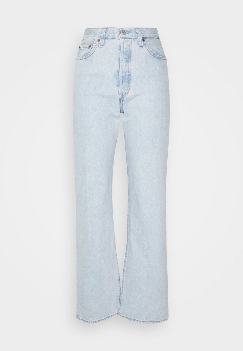 Jean taille haute bleu clair avec des jambes évasées, fabriqué en denim avec une texture délavée. Comprend cinq poches et des accents en métal.