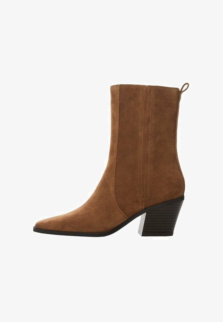 Bottine en daim marron avec bout pointu, détails de coutures verticales et talon empilé. Design élégant avec une bride de traction à l'arrière.