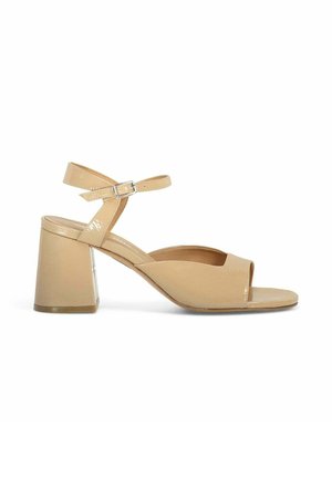 Sandal in pelle verniciata beige con tacco a blocco e punta aperta, cinturino alla caviglia regolabile e texture liscia. Presenta un design geometricamente elaborato del tacco.