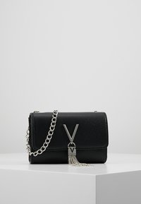 Valentino Divina Clutch Nero - Borsa A Tracolla Con Logo, 25.5x18x1 Cm, In Poliuretano, Con Cordoncino E Manico - Foto 2