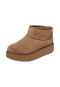 Botas de tobillo de ante marrón con punta redonda y diseño cosido, que presentan una suela de plataforma gruesa y texturizada, así como detalles sutiles.