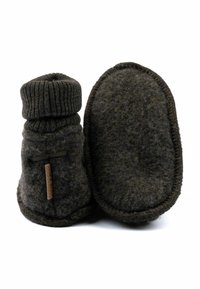 Mörkgrå ull tofflor med en stickad manschett, som har en slät yta, rund form och subtil läderdetalj. Sålen är också grå och texturerad.
