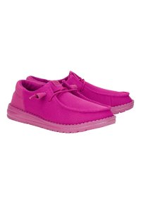 Zapatillas de lona rosa con una parte superior texturada, puntera redonda, cordones elásticos y una suela ligera con un sutil patrón de tracción.
