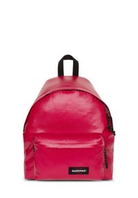 Rode nylon rugzak met afgeronde vorm, voorvak en zwarte ritsaccenten. Voorzien van een handvat aan de bovenkant en verstelbare schouderriemen.