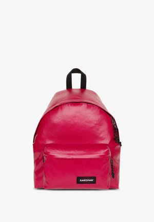 Rode nylon rugzak met afgeronde vorm, voorvak en zwarte ritsaccenten. Voorzien van een handvat aan de bovenkant en verstelbare schouderriemen.