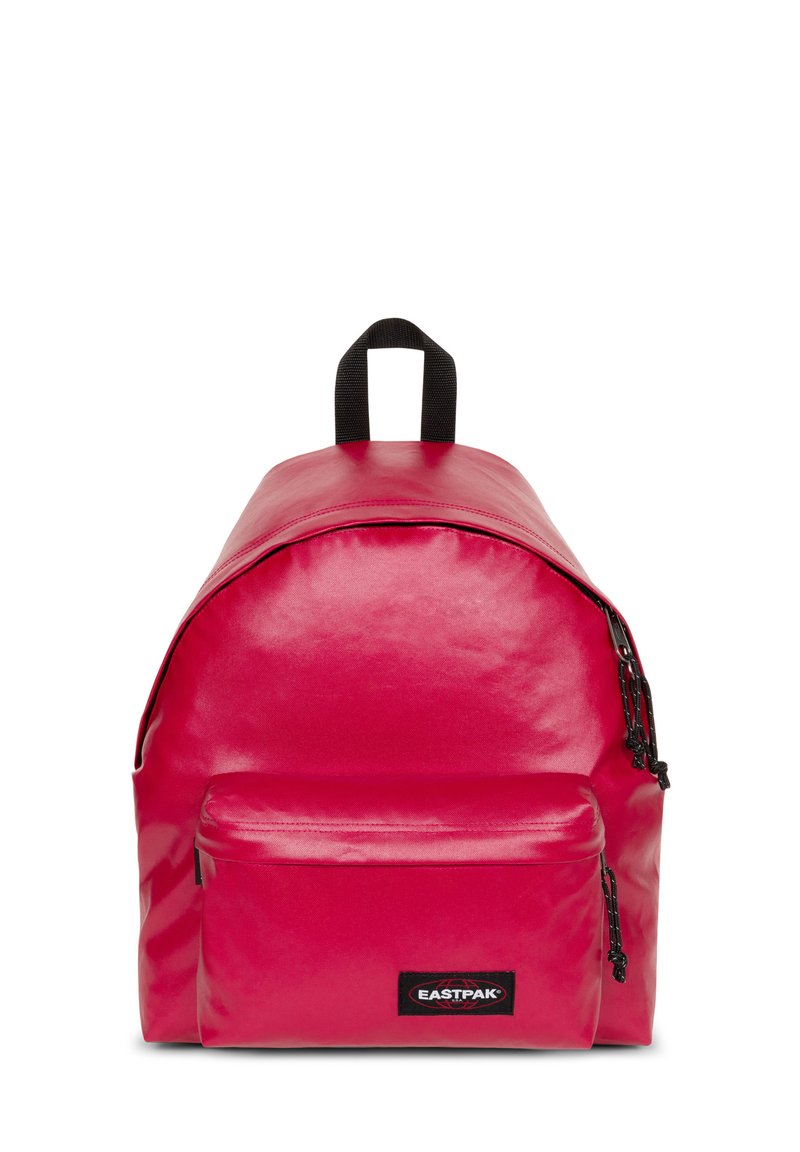 Rode nylon rugzak met afgeronde vorm, voorvak en zwarte ritsaccenten. Voorzien van een handvat aan de bovenkant en verstelbare schouderriemen.