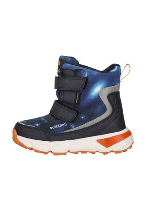 Børns vandtætte softshell vinterstøvle med blåt galaksemønster, sorte velcroremme, orange træktab og hvid sål med orange accenter.