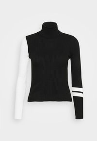 Pull à col roulé noir et blanc à côtes, avec un bras noir, un bras blanc et trois rayures blanches sur le bras noir.