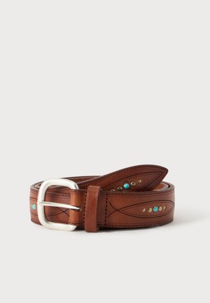 Ceinture en cuir marron avec boucle argentée, couture décorative et clous en turquoise et métal le long de sa longueur.