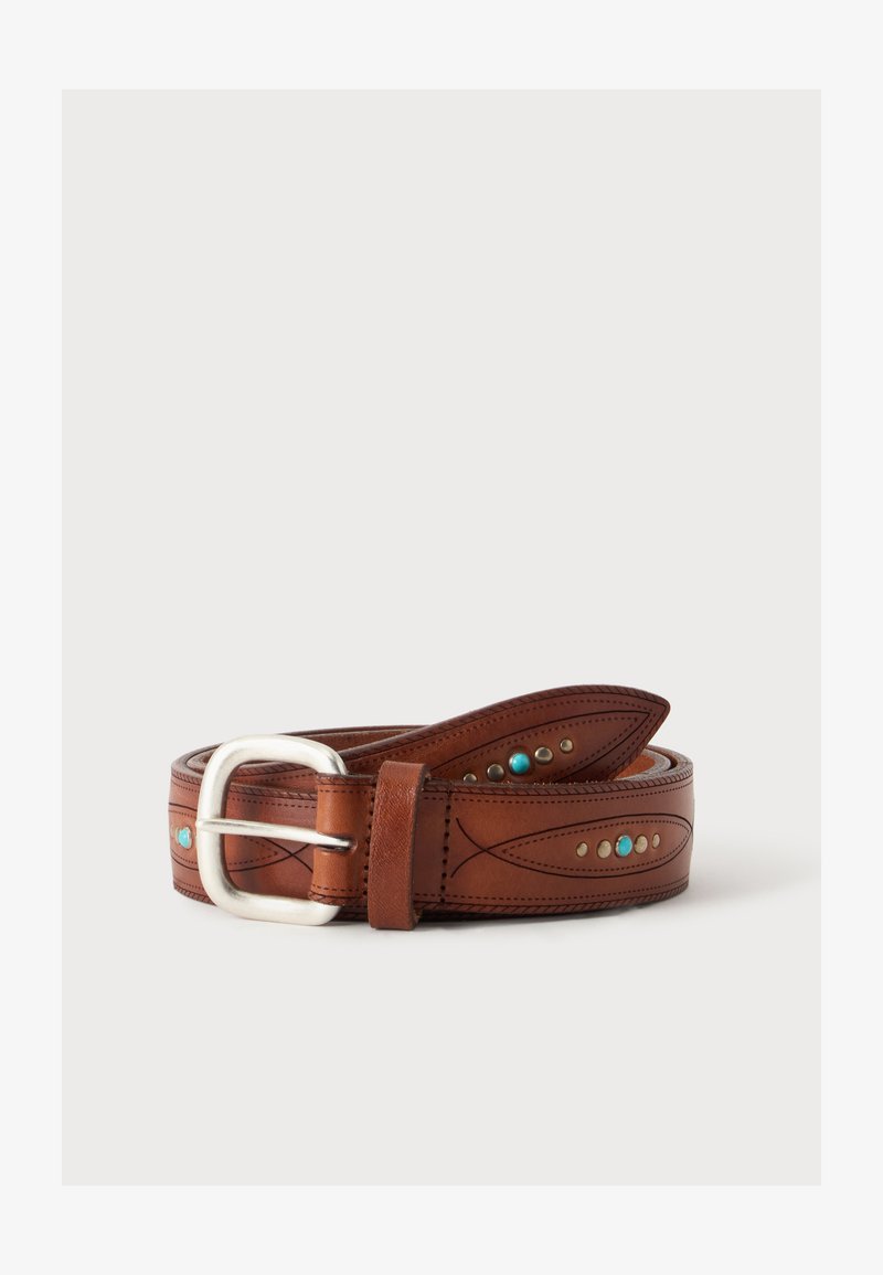 Ceinture en cuir marron avec boucle argentée, couture décorative et clous en turquoise et métal le long de sa longueur.