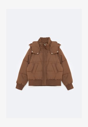 Brūna pūkainā jaka ar augstu apkakli, dubultām plecu atlokām, ribotām piedurknēm un divām sānu kabatām ar quiltētu tekstūru.