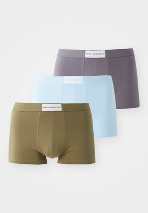 Trei perechi de chiloți pentru bărbați în culorile verde măsliniu, albastru deschis și gri închis. Fiecare are un material moale și un brâu elastic cu logo.