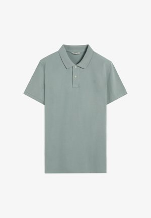 Polo de color verde claro, hecho de algodón suave. Presenta un cuello con solapa, una tapeta de tres botones y un logo sutil en el pecho.