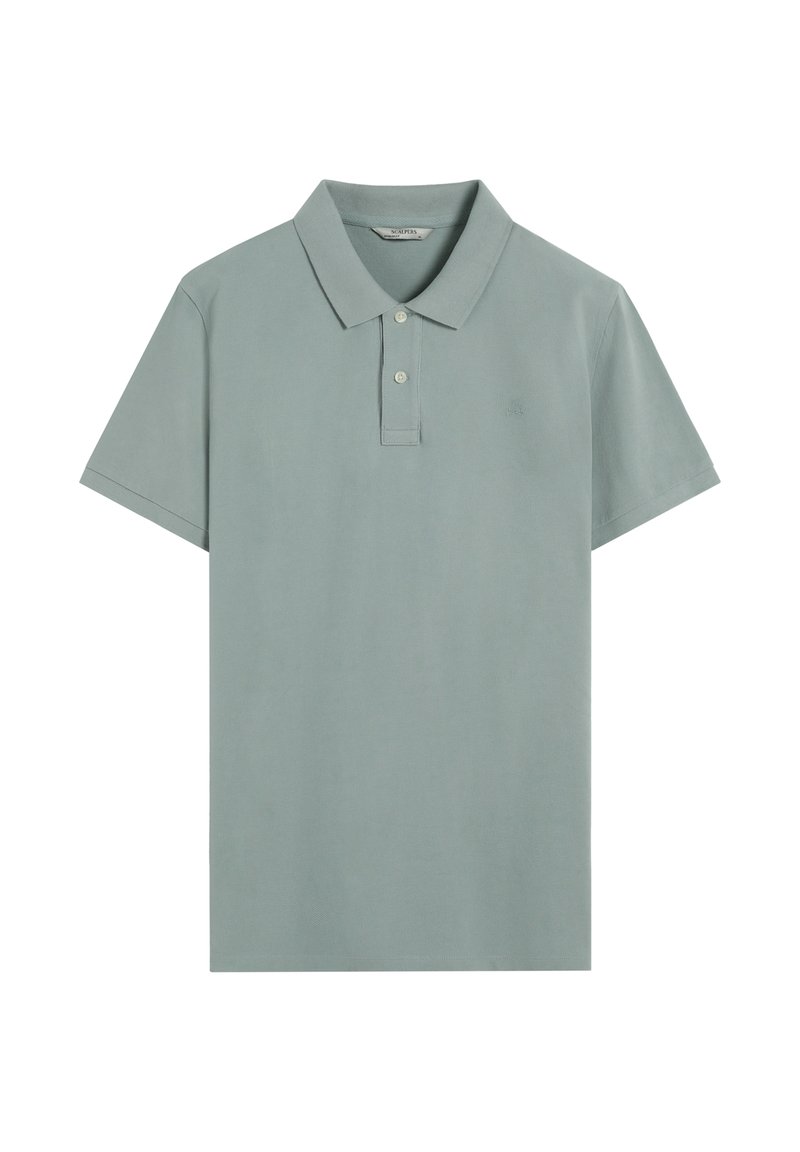 Polo de color verde claro, hecho de algodón suave. Presenta un cuello con solapa, una tapeta de tres botones y un logo sutil en el pecho.
