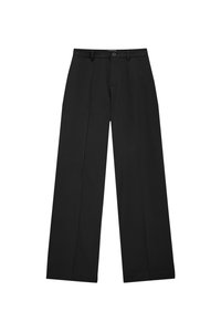 Pantaloni a gamba larga neri realizzati in tessuto morbido, con chiusura frontale a bottone e due pieghe frontali per un tocco di dettaglio in più.