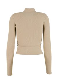 Bežinė ilgų rankovių palaidinė su aukštu apykakle, su briaunotu paviršiumi ir prigludusia forma. Įrengtas trumpas ilgis ir be siūlių pečiai.