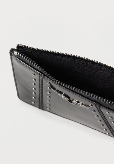 Μαύρο δερμάτινο πορτοφόλι με ασημένιες καρφίτσες και άνοιγμα με φερμουάρ, που δείχνει μαύρη υφασμάτινη εσωτερική επένδυση πάνω σε απλό λευκό φόντο.