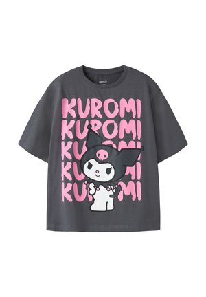 T-shirt gris foncé à manches courtes avec le texte rose "KUROMI" répété et un personnage de dessin animé portant une capuche noire avec un crâne rose.
