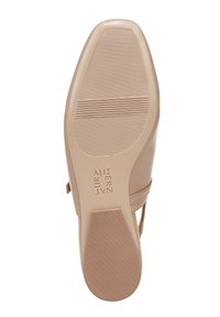 Beige schoenzool met een gladde textuur en een diagonaal geribbeld patroon. Heeft een afgeronde vorm en branding aan de zijkant.