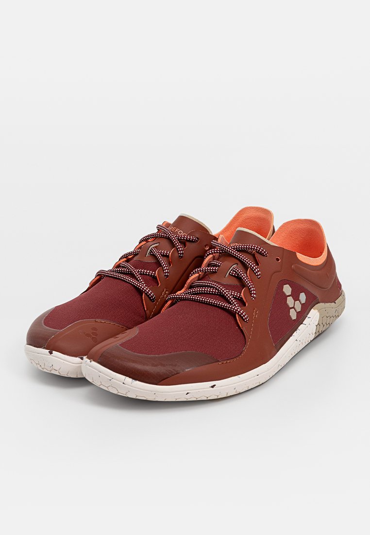 Zapatos ligeros rojos y marrones con parte superior transpirable, suela de goma texturizada y un interior naranja en contraste. Cuenta con cordones con patrones y acentos hexagonales.