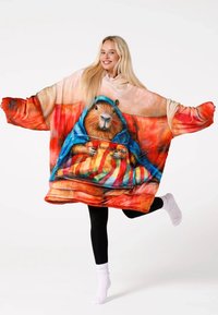 Pārmērīga izmēra mīksts džemperis ar krāsainu kapibāras dizainu, izcili sarkanos, zilajos un oranžajos toņos, ar teksturētu audumu un lielām piedurknēm.