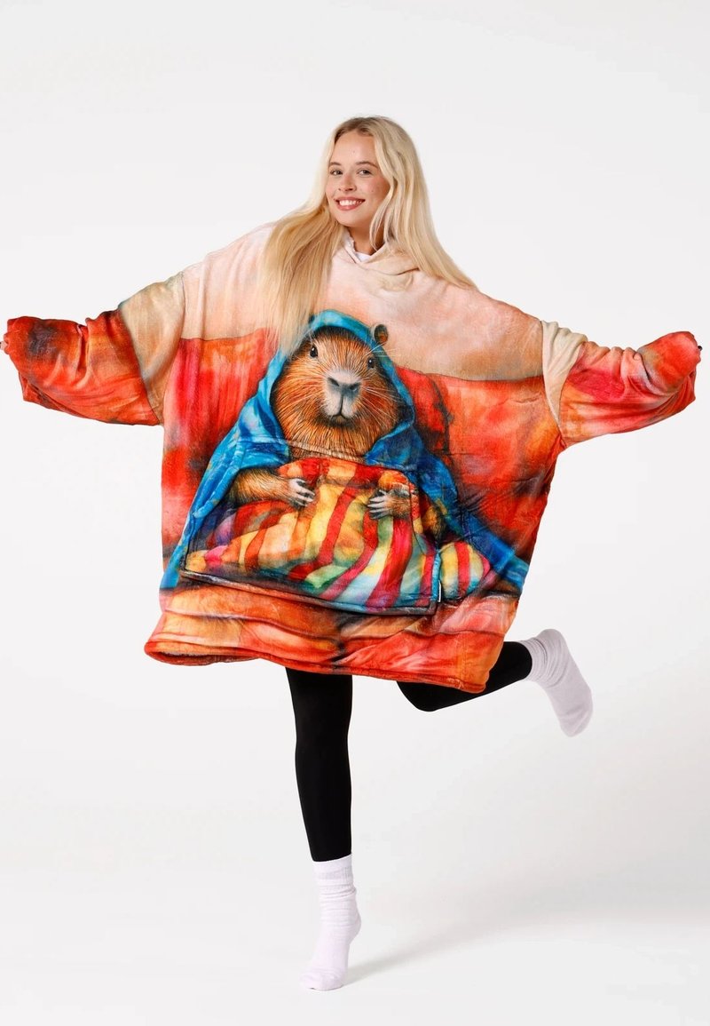 Pārmērīga izmēra mīksts džemperis ar krāsainu kapibāras dizainu, izcili sarkanos, zilajos un oranžajos toņos, ar teksturētu audumu un lielām piedurknēm.