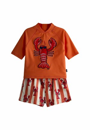 Gyermek narancssárga rövid ujjú felső napszemüveget viselő homárral, narancssárga és fehér csíkos rövidnadrággal, amely homár mintával van díszítve.