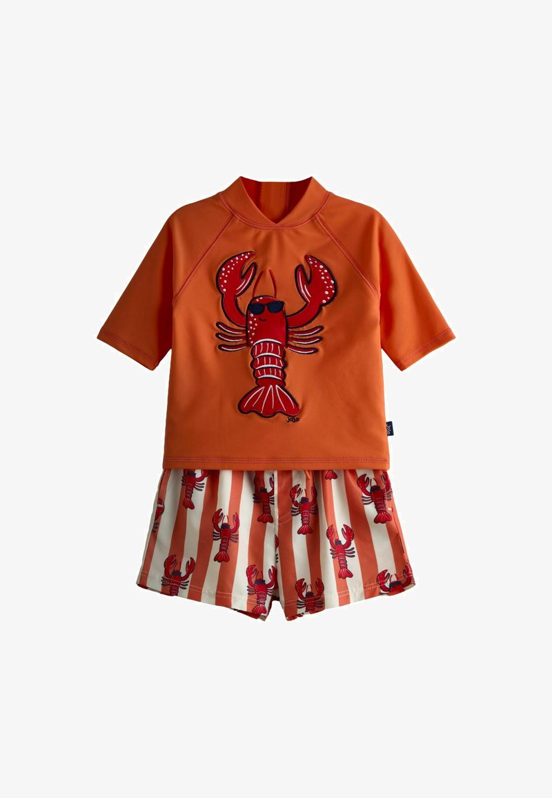 Børne t-shirt med korte ærmer i orange med en hummer iført solbriller, kombineret med orange og hvide stribede shorts med hummermønster.