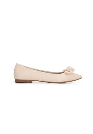 Beige balletflat van zacht suede met een ronde neus en een decoratieve bloemenaccent aan de voorkant. Platte hak, eenvoudig ontwerp, minimale contrasten.