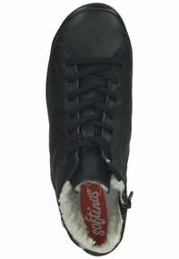 Baskets montantes en cuir noir avec bout rond, fermeture à lacets à l'avant, doublure intérieure douce et fermeture éclair sur le côté pour un accès facile. Marque sur la semelle intérieure rouge.