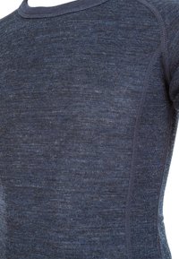 Marineblaues Kurzarmoberteil aus strukturiertem Stoff. Verfügt über einen runden Ausschnitt und sichtbare Nahtdetails an den Schultern.