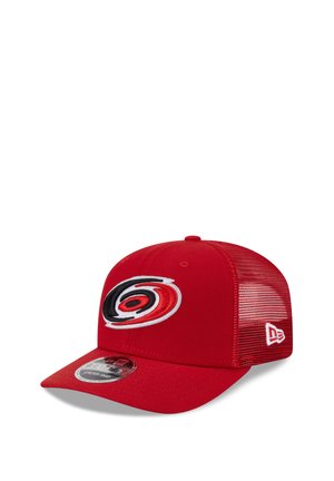 Punainen verkkopintainen lippalakki, jossa on musta-valko-punainen pyörteinen logo edessä ja valkoinen logo sivupaneelissa.