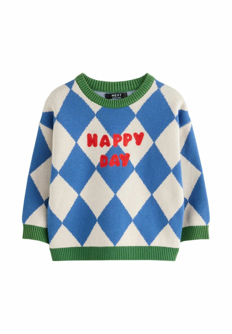 Strikket blå og hvid sweater med diamantmønster, grøn ribkant ved hals og ærmer. Rød "HAPPY DAY" tekst foran. Korte ærmer.