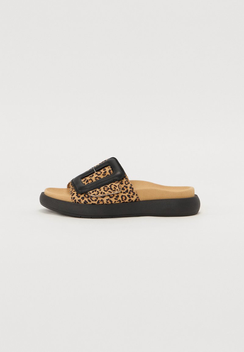 Leopardmönstrade glidsandaler med en svart överdimensionerad spänne, tan-färgad dämpad innersula och en svart gummiundersula, med en texturerad design.