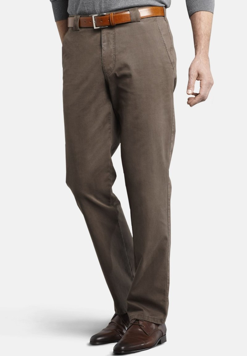 Bruine katoenbroek met een rechte pasvorm, met zijzakken en een gladde textuur. Gecombineerd met een bruine leren riem en schoenen.
